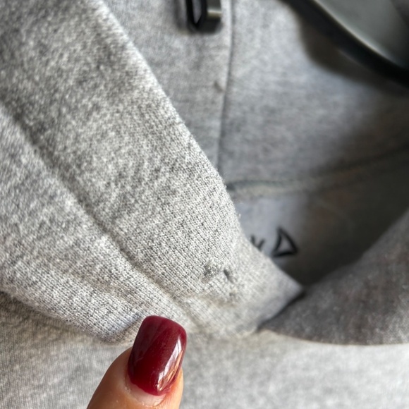 Reebok men’s medium hoodie *missing drawstring* - Picture 4 of 6